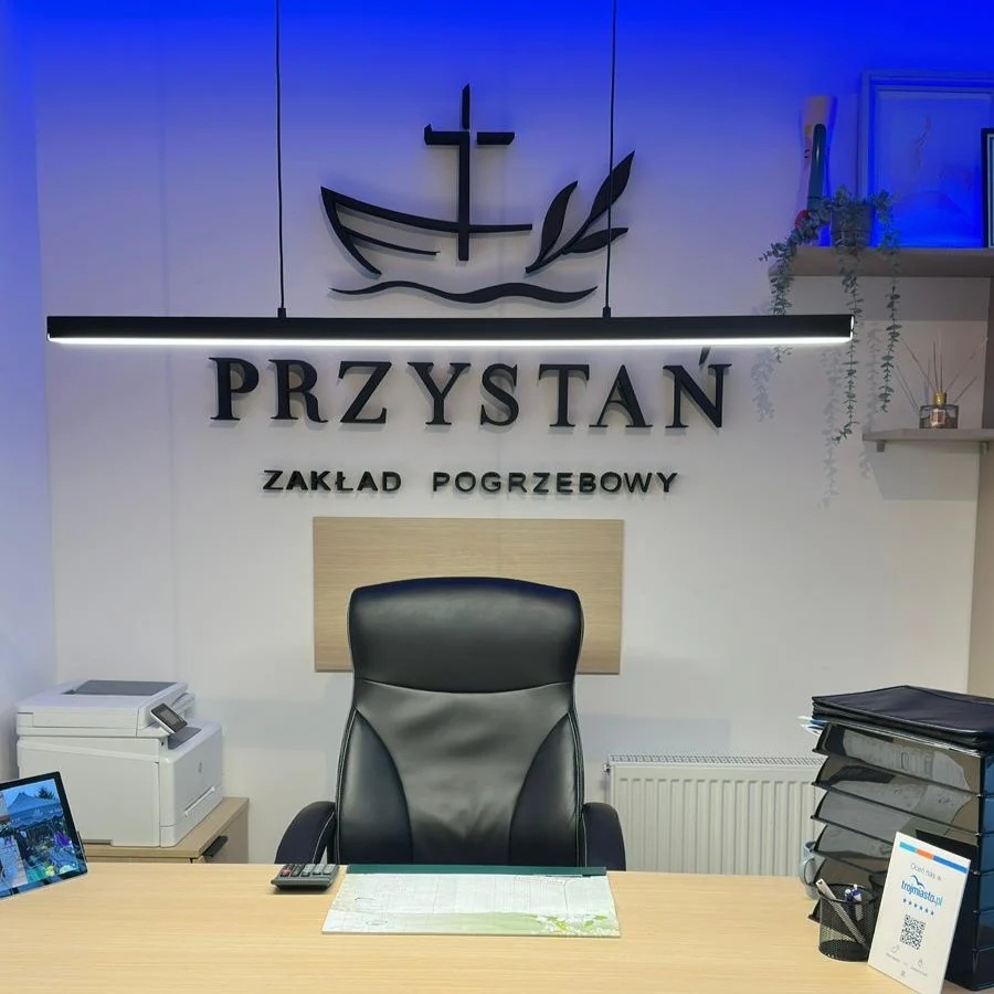 Wnętrze biuro zakładu pogrzebowego Przystań w Gdańsku. Możesz uzyskać z nami kontakt przez 24h na dobę, 7 dni w tygodniu.