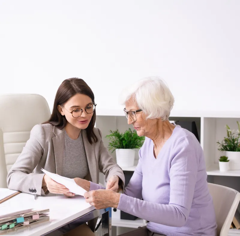 Kobieta w zakładzie pogrzebowym pomaga osobie w żałobie. Co zrobić gdy odejdzie ktoś bliski? Przystań udostępnia poradnik pogrzebowy dla Klientów.