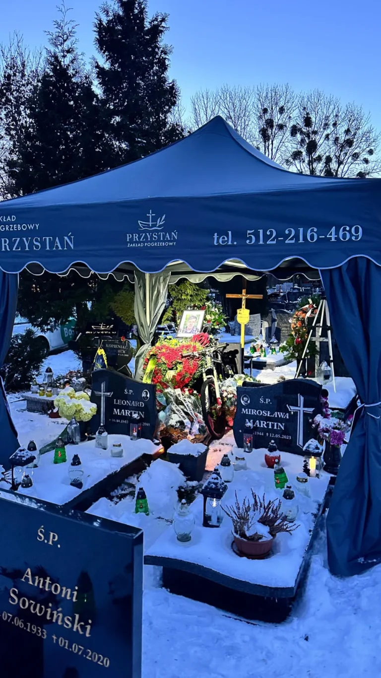 Pogrzeb tradycyjny na cmentarzu w Gdańsku.