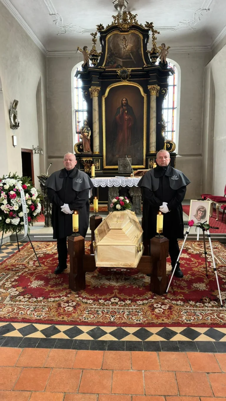 Obsługa pogrzebu z trumną w kościele. Przystań organizuje pogrzeb tradycyjny.