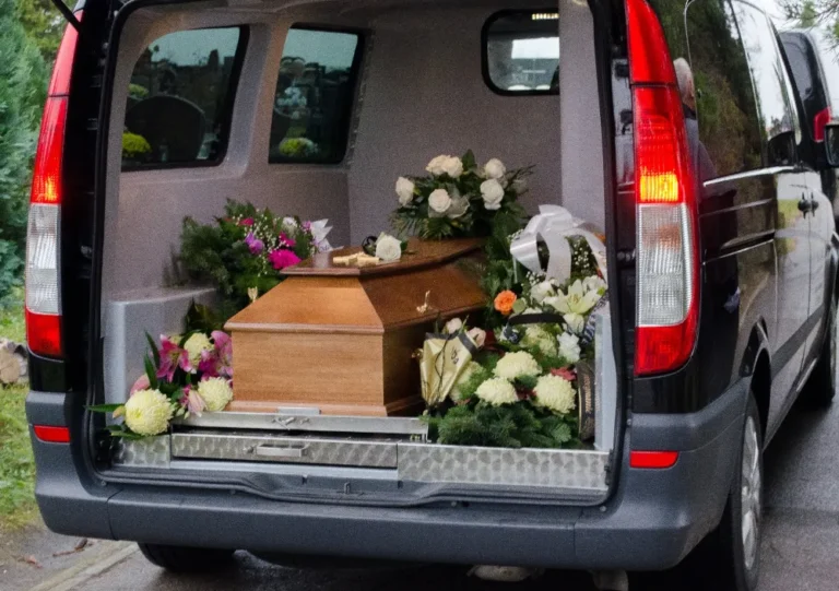 Karawan przewozi trumnę na cmentarzu. Pogrzeb tradycyjny Gdańsk.