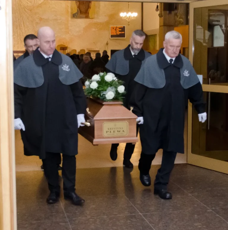 Wyniesienie trumny z kościoła. Pogrzeb tradycyjny w Gdańsku.